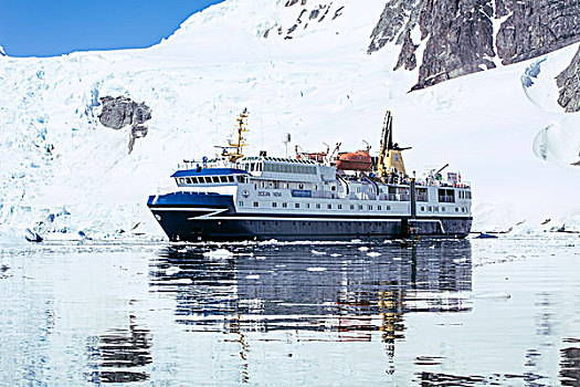 南极破冰船