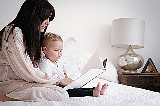 孕妇,玩,年轻,儿子,坐,床,读,故事