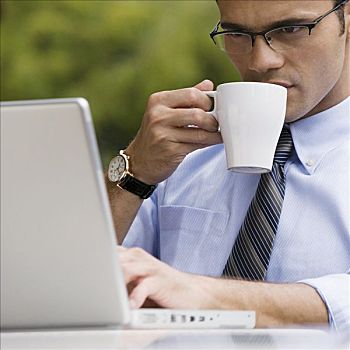 特写,商务人士,喝咖啡,笔记本电脑