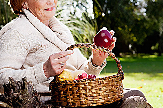 女人,拿着,篮子,水果,公园
