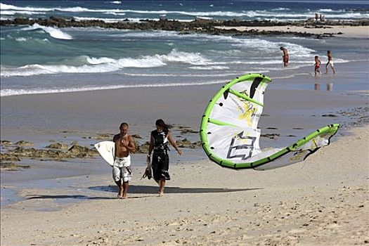 风筝冲浪手,海滩,干盐湖,靠近,科拉莱霍,北方,岛屿,富埃特文图拉岛,加纳利群岛,西班牙,欧洲