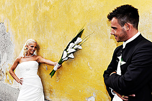 婚礼,笑,新娘,新娘手花,新郎,正面,黄色,墙
