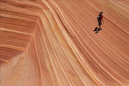俯拍,女人,远足,石头,狼丘,帕瑞亚峡谷红崖荒原,亚利桑那,美国
