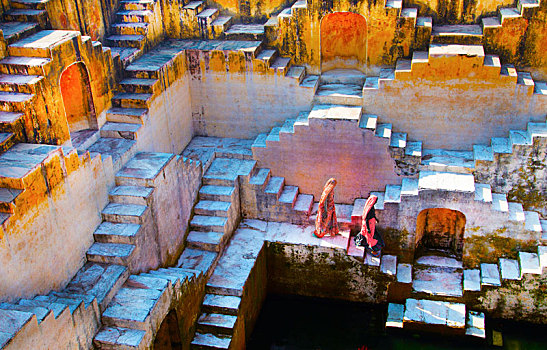 俯拍,两个女人,穿,粉色,纱丽服,走,楼梯井,水池,古建筑
