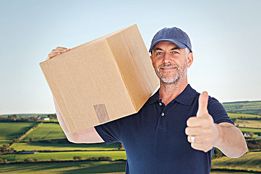 高兴,送货员,拿着,纸箱,展示,竖大拇指