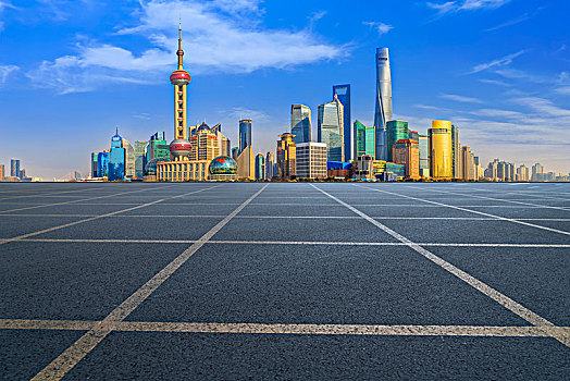 柏油马路和上海陆家嘴金融中心建筑