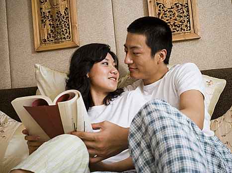 伴侣,床上,依偎,读