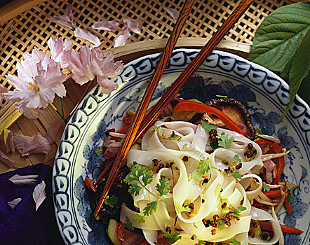 米粉,胡椒,油,蔬菜,香菇,胡荽