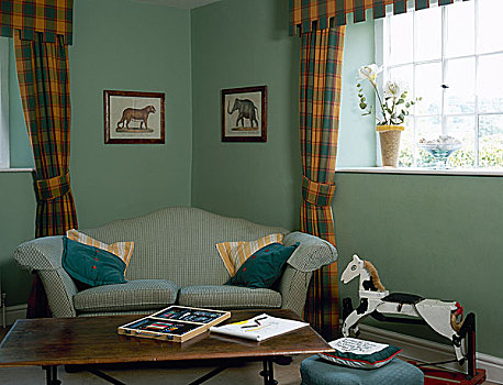 起居室,绿色,涂绘,墙壁,花格布,白叶窗,沙发,茶几,老式,摇摆木马,室内,房间,布帘,检查