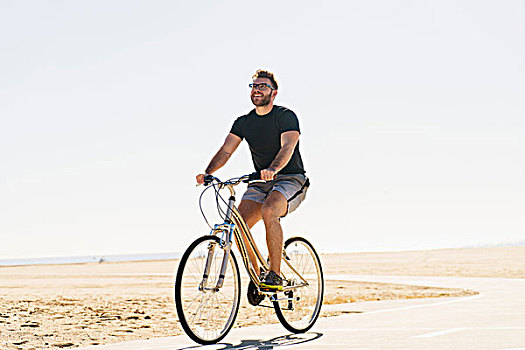 男青年,骑自行车,道路,海滩
