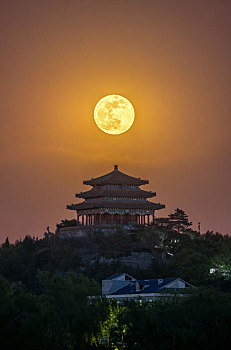 北京景山公园万春亭月亮升起