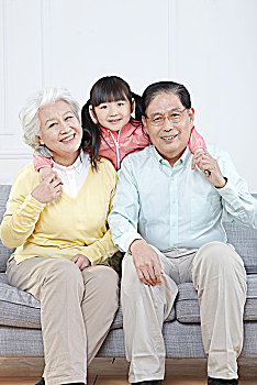 爷爷奶奶和孙女坐在沙发上