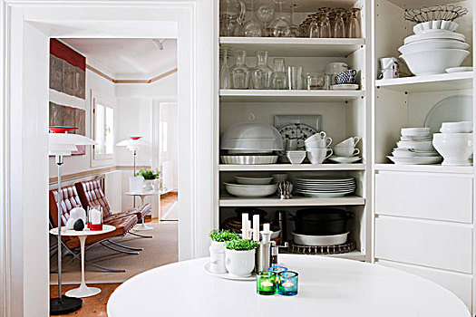 白色,桌子,正面,厨柜,旁侧,敞门,走廊