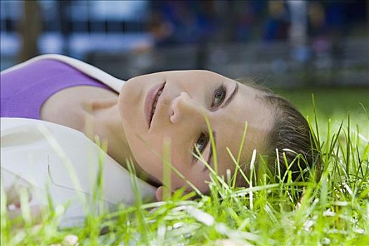职业女性,躺着,草,公园