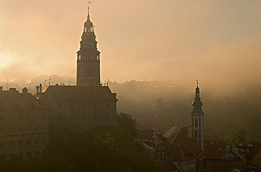 克鲁姆洛夫,塔,城堡,左边,教堂,右边,浓厚,晨雾,南,波希米亚,捷克共和国,欧洲