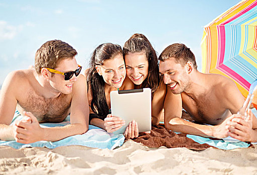 夏天,休假,度假,科技,高兴,人,概念,群体,微笑,平板电脑,伞,海滩
