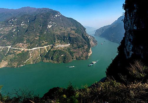 船舶行驶在长江三峡库区西陵峡河段