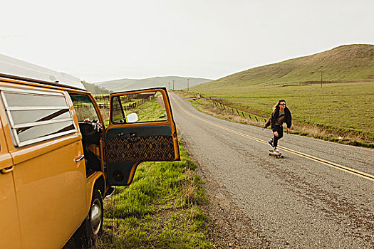 男青年,玩滑板,滑板,乡村道路,加利福尼亚,美国
