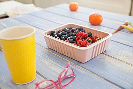扁篮,蓝莓,树莓,塑料杯,厨房用桌