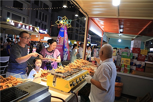 这有海,星光市集盛大开街,数百种美食小吃让游客大呼过瘾