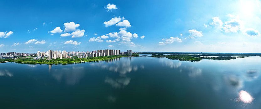 2022年8月1日,江苏省连云港市东海县西双湖风景区,郁郁葱葱,岸绿水清,天蓝景美,构成了一幅优美的夏日美景图,成为了市民休闲纳凉好去处