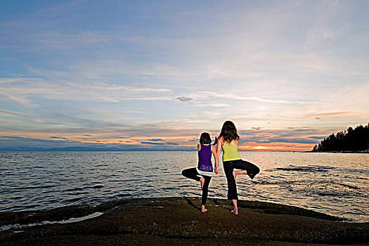 母女,享受,时间,一起,练习,瑜珈,日落,晚间,靠近,不列颠哥伦比亚省,温哥华,海岸,山区,加拿大
