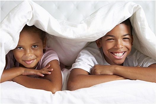 两个孩子,隐藏,羽绒被,床上