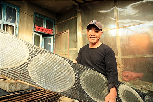 山东省日照市,传统手工制作粉皮,成了农民发家致富好帮手