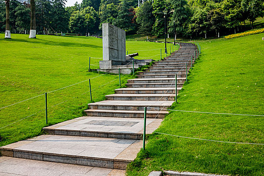 重庆市渝北区龙头寺公园园艺草坪上的人行小道