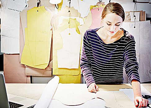 女裁缝图片_女裁缝图片大全_女裁缝图片素材