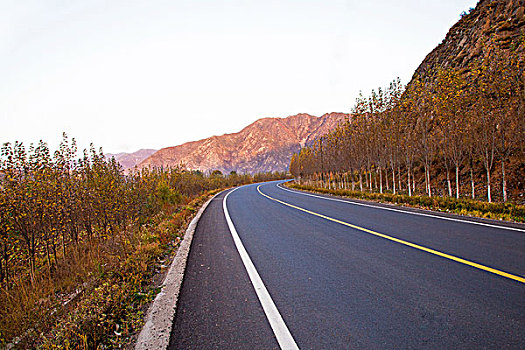 秋天山间的省道