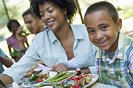 家庭,野餐,食物,大树,父母,孩子,帮助,新鲜水果,蔬菜