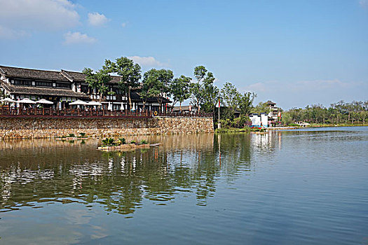 东方盐湖城神奇山镇·道天下景区水岸景致