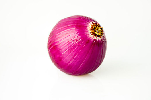 特写紫色的洋葱在白色的背景