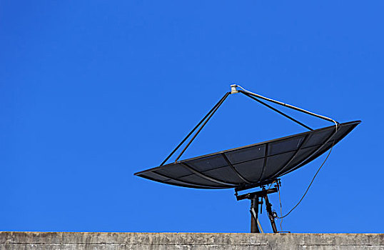 碟形卫星天线,蓝天,房顶
