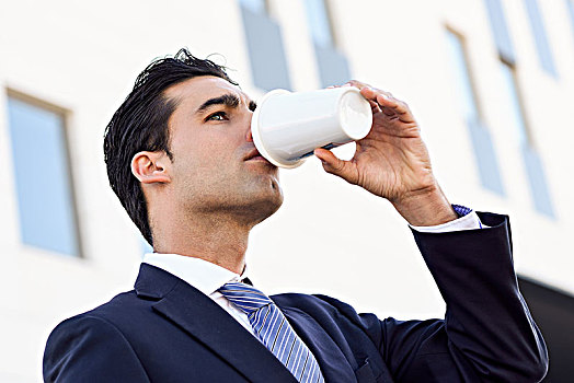 商务人士,正装,喝咖啡,外卖,杯子,男人,穿,蓝色,套装,领带,城市,背景