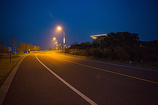 夜晚的道路