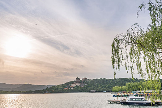 夕阳下的中国北京颐和园的湖泊园林建筑