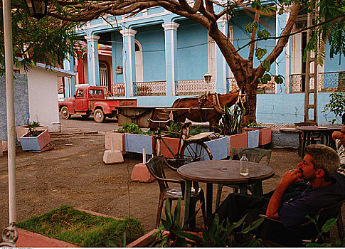男人,坐,桌子,户外,古巴
