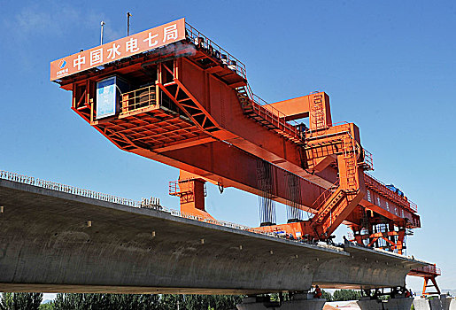 我国首条智能化高铁京张高铁吊梁施工