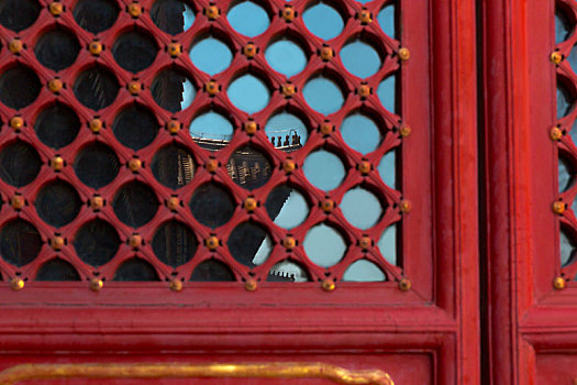 红门玻璃反光看到故宫房檐神兽