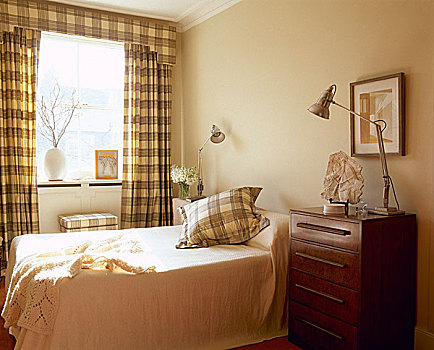 黄色,卧室,双人床,方格,帘,窗边