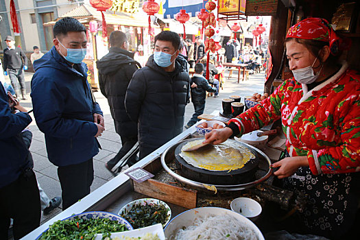 文旅市场红红火火,游客逛古街品美食享受春节假期