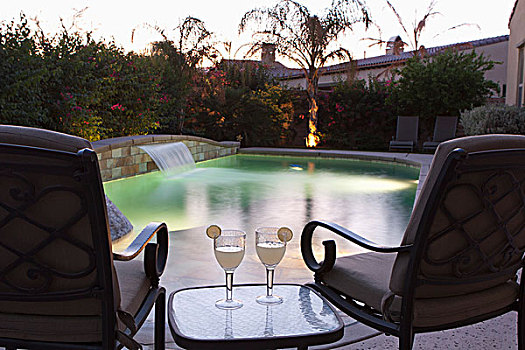 池边,布置,黄昏,游泳池,光亮,两个,椅子,桌子,玻璃杯,柠檬,楔形,棕榈泉,加利福尼亚,美国