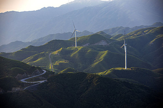 桂林高山上的风力发电场