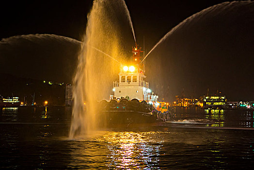 台湾基隆港,过年或节日,牵引船会鸣笛喷洒水柱,庆祝节日