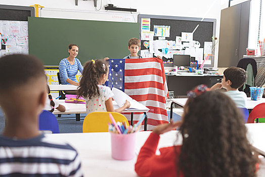 男生,拿着,美国国旗,教室