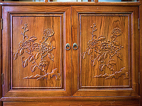 棕色中国风格木雕柜门
