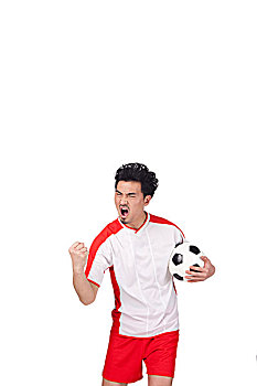 一个穿足球队服抱球呐喊的男青年