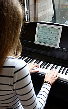 女孩,玩,钢琴,读,笔记,平板电脑